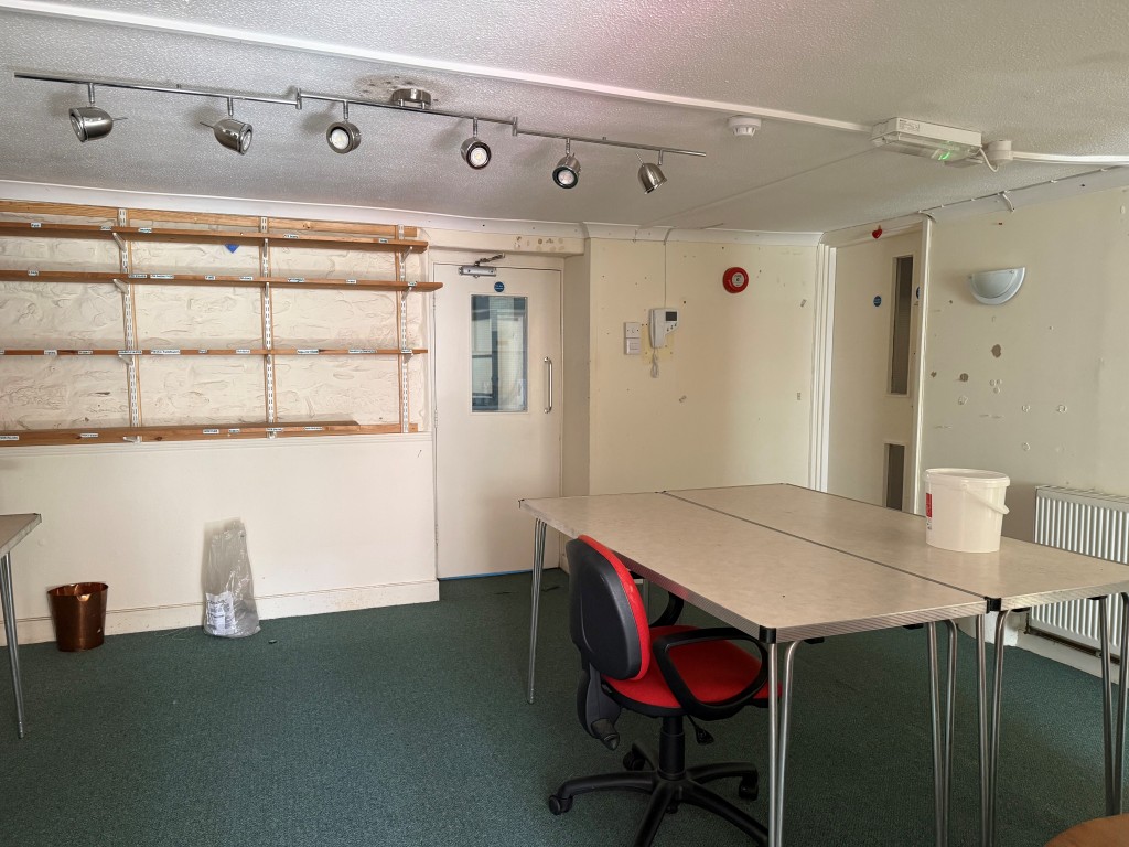 Lot: 129 - COMMERCIAL PROPERTY FOR UPDATING WITH PARKING AND OFFERING POTENTIAL - Lower ground floor meeting room